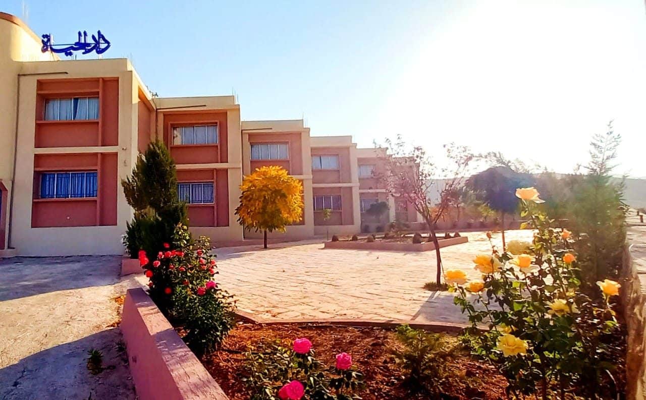 مبنى مدرسة دار الحياة في ضهر الأحمر